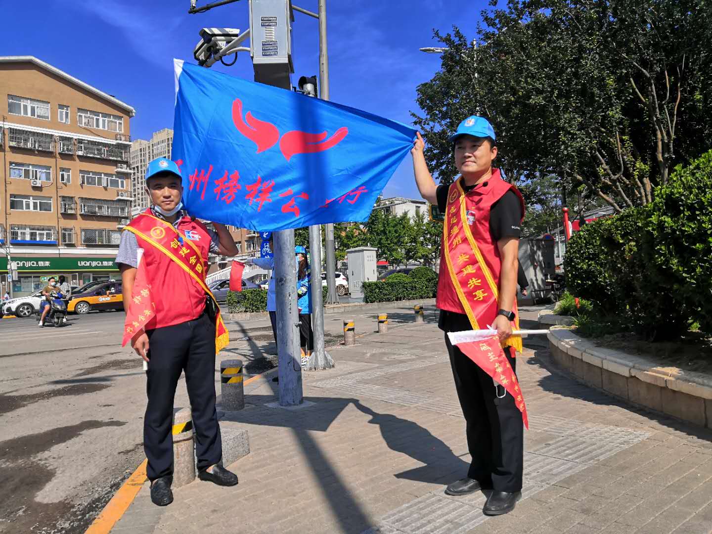 <strong>操小姐逼冈站黄色大片</strong>